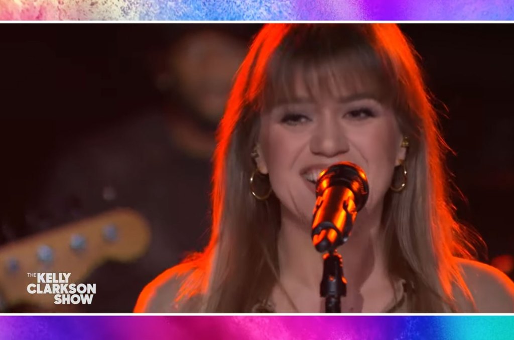 Regardez Kelly Clarkson sombrer dans un « Blaze of Glory » alors qu'elle bâcle les paroles devant Bon Jovi