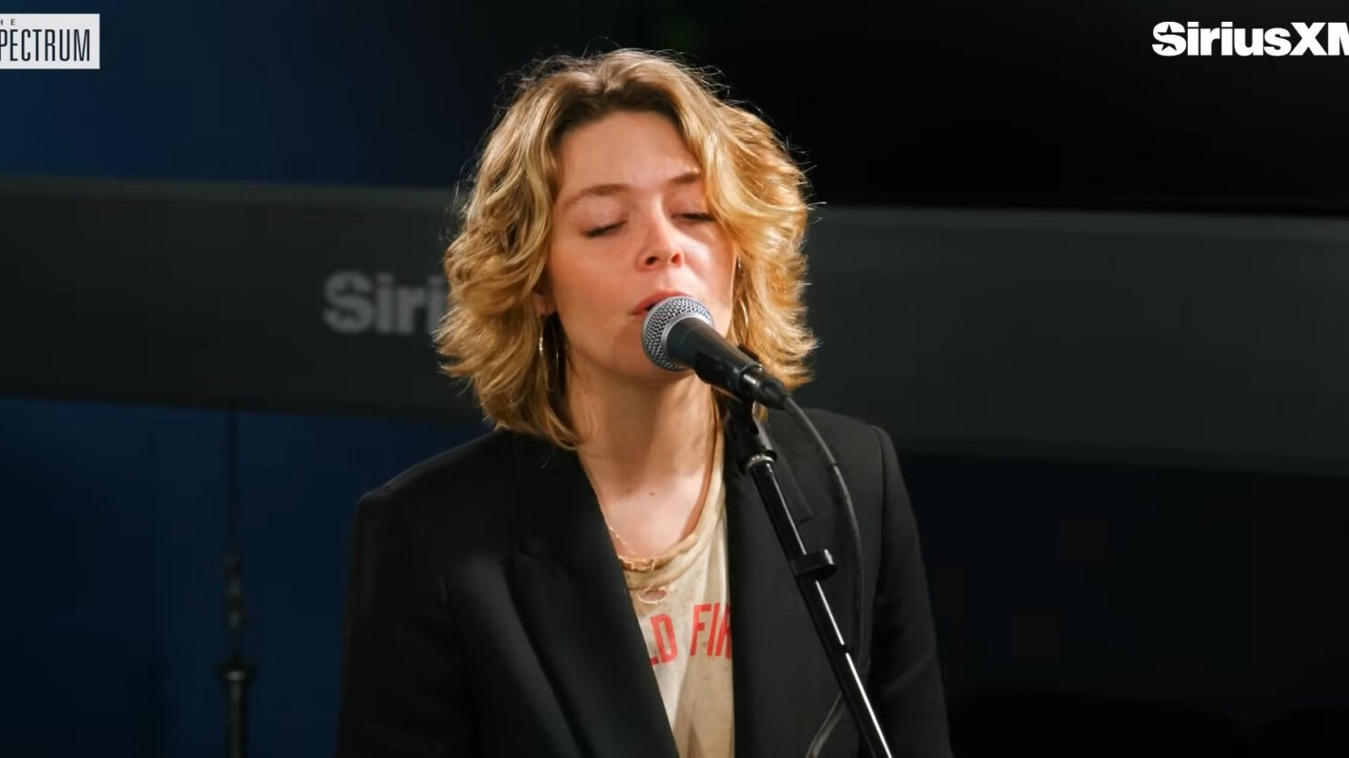 Regardez la superbe reprise de "I Can't Make You Love Me" de Maggie Rogers
