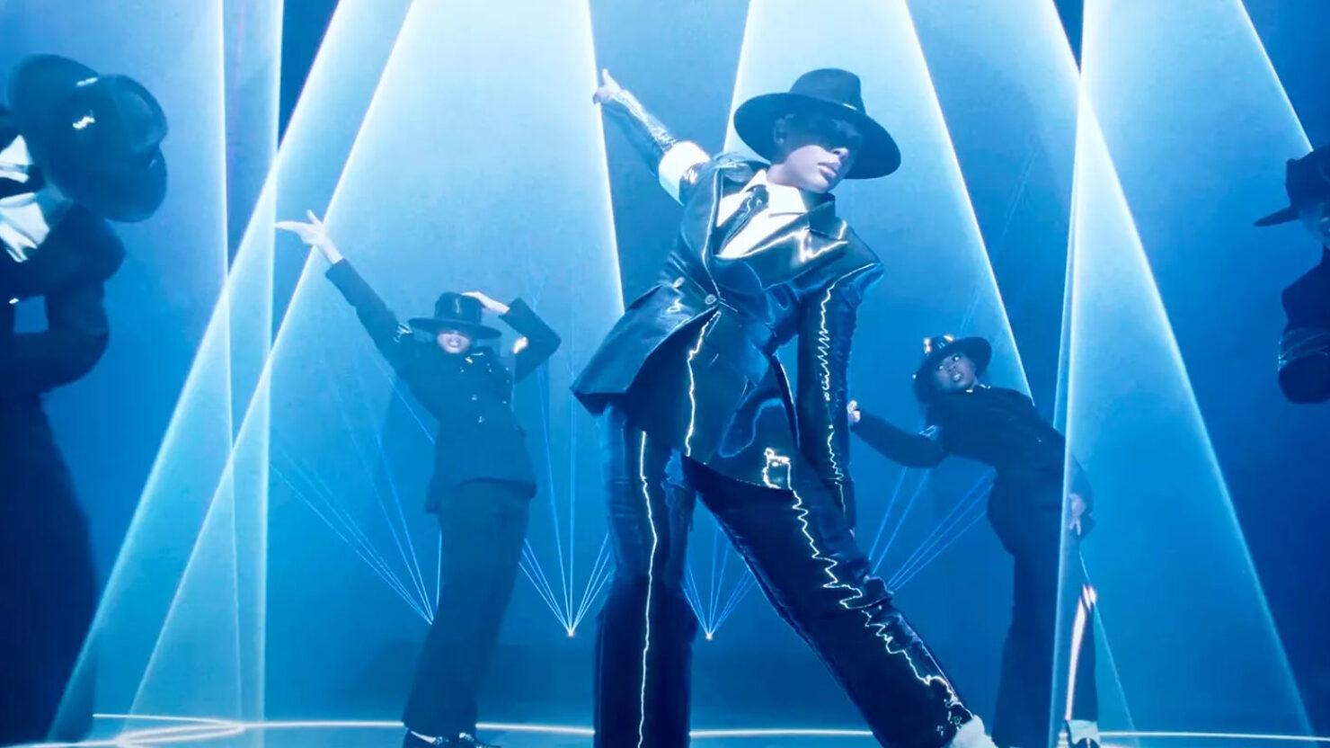 Regardez la vidéo féroce « Alright » de Victoria Monét