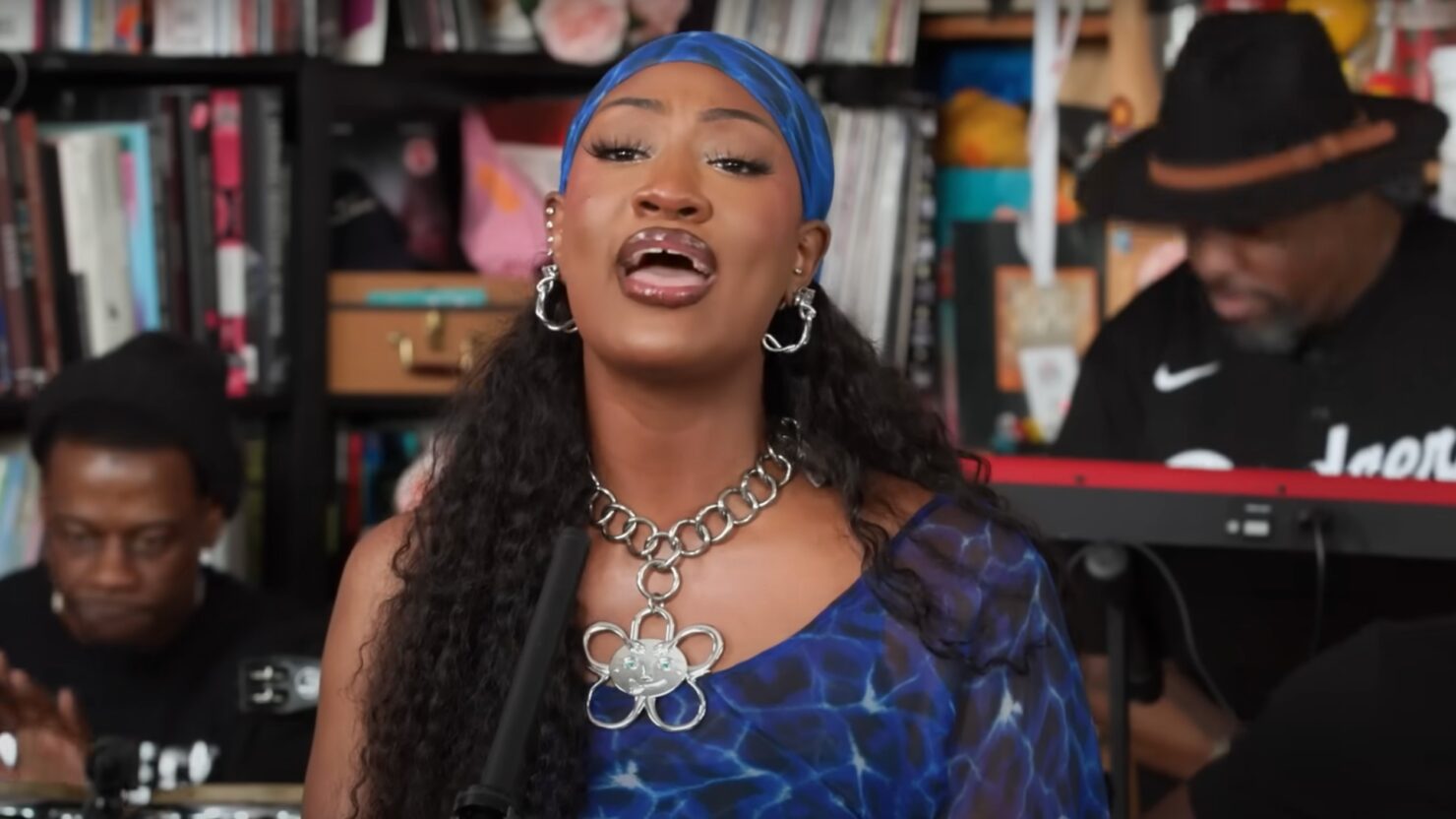 Tems propose un voyage musical fascinant lors du « Tiny Desk Concert »
