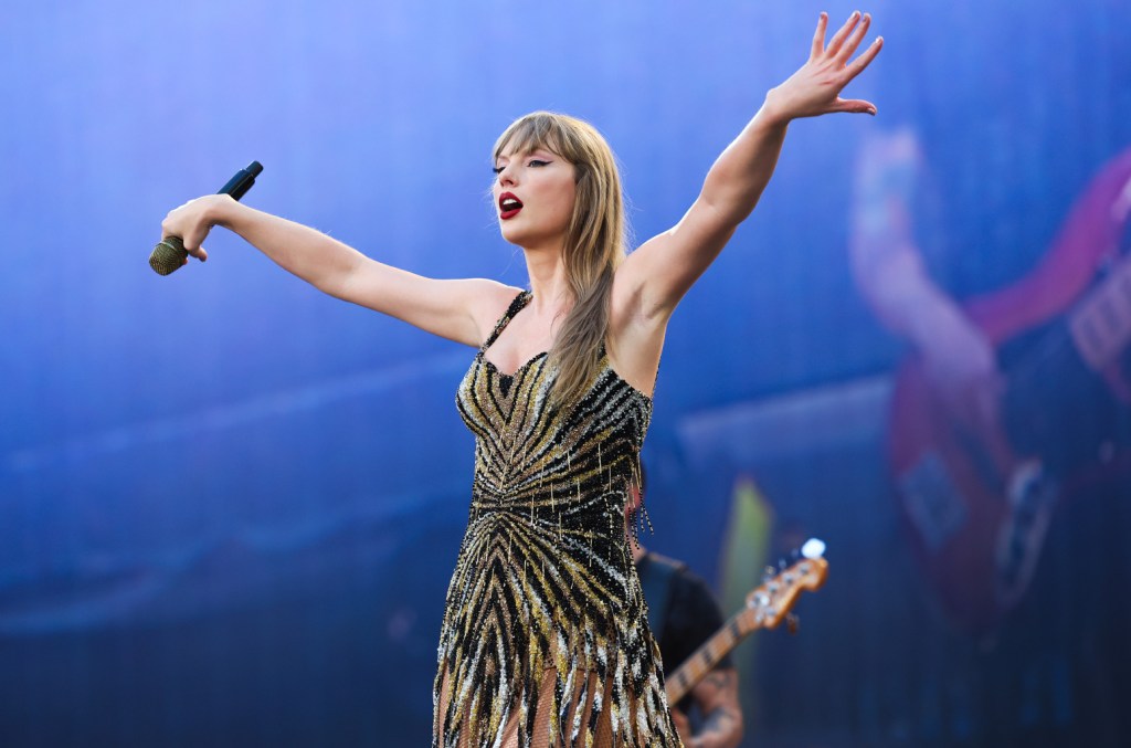 Taylor Swift inhale accidentellement un virus, a un dysfonctionnement de piano et fait ses débuts en robes à Milan