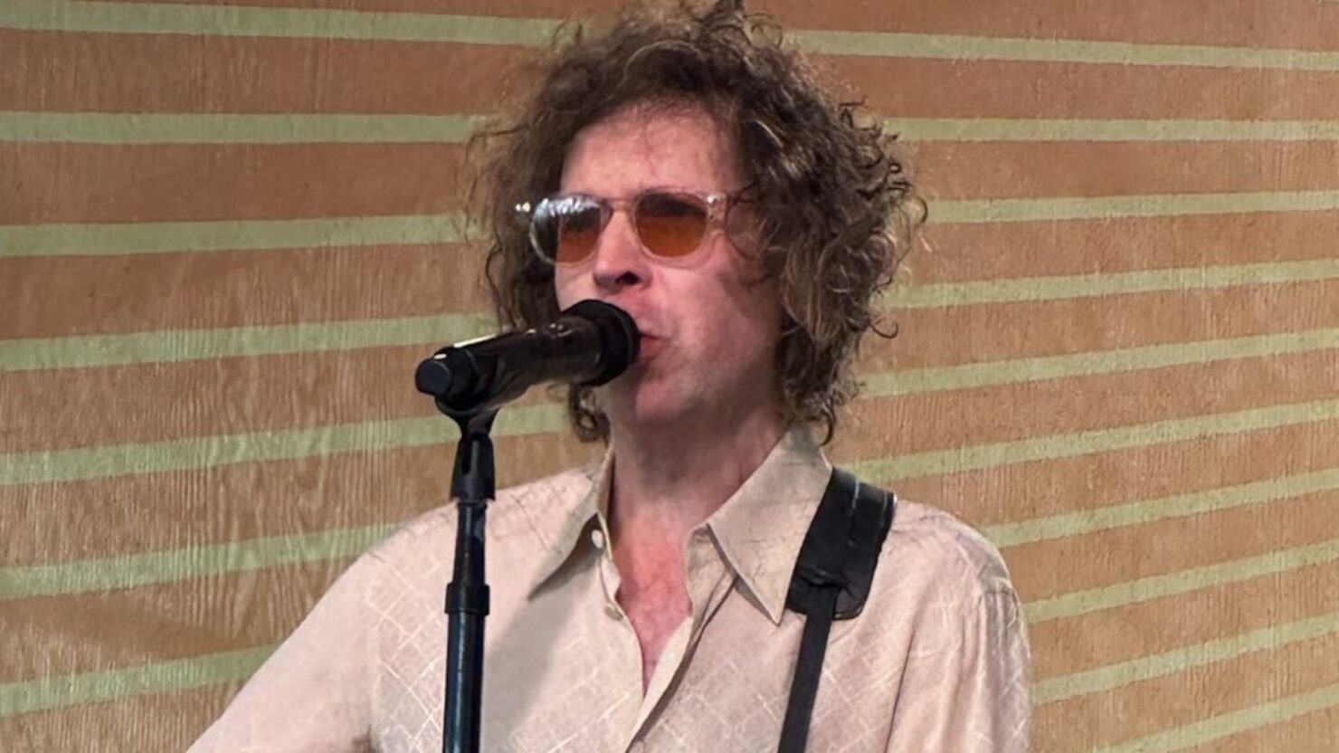 Beck reprend Bob Dylan et les grands noms du Roots lors du concert surprise du Newport Folk Festival