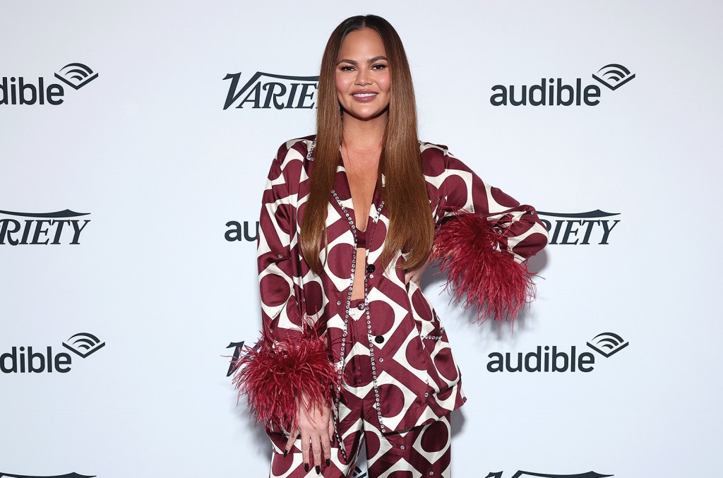 Chrissy Teigen partage d'adorables images de bébé Esti en train de préparer des biscuits du 4 juillet