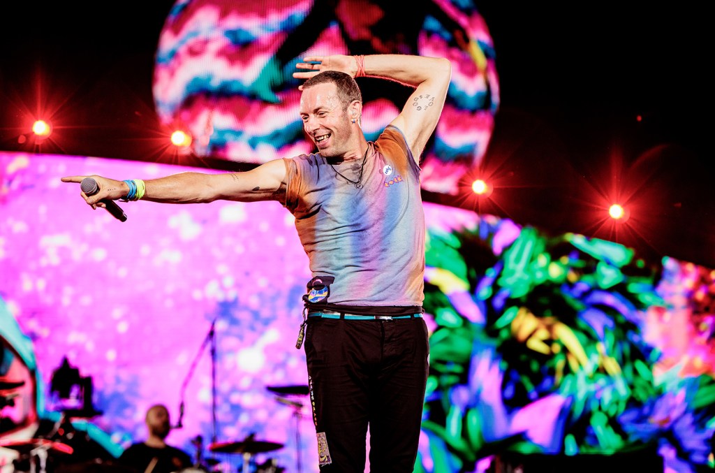 Coldplay présente sa nouvelle chanson « Good Feelings » lors d'un concert en Italie
