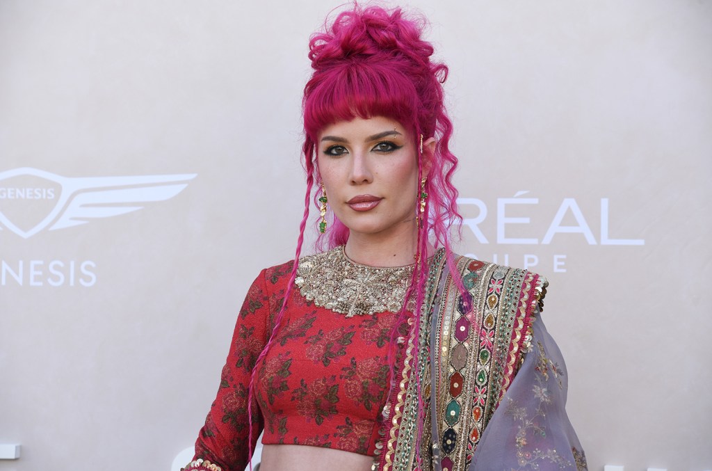 Halsey confirme qu'elle a reçu la bénédiction de Britney Spears avant d'écouter Lucky