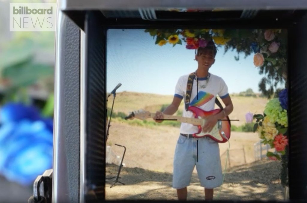 Jaden Smith dit qu'il est « toujours en studio » avec sa sœur Willow : « Restez à l'écoute »