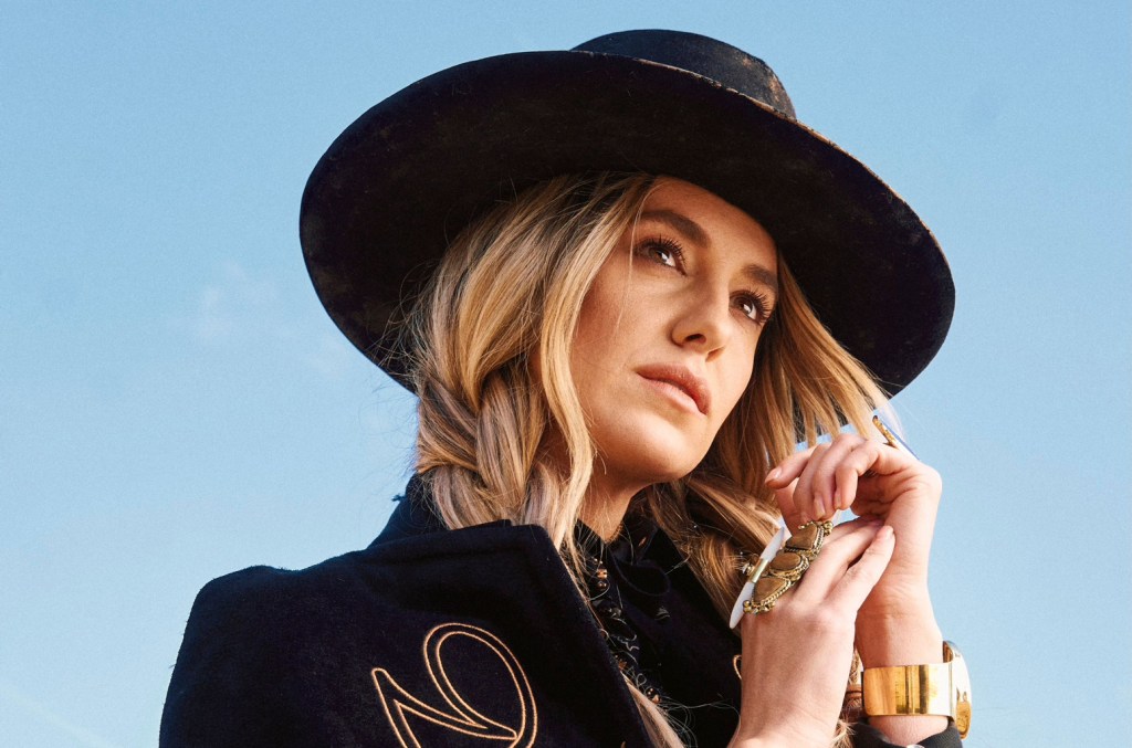 Lainey Wilson interprète « Dead Flowers » avec les Rolling Stones