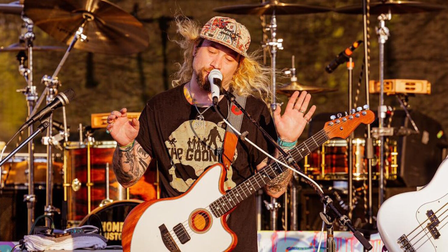 Mihali élargit sa tournée 2024 avec des dates en boucle solo et des apparitions en live