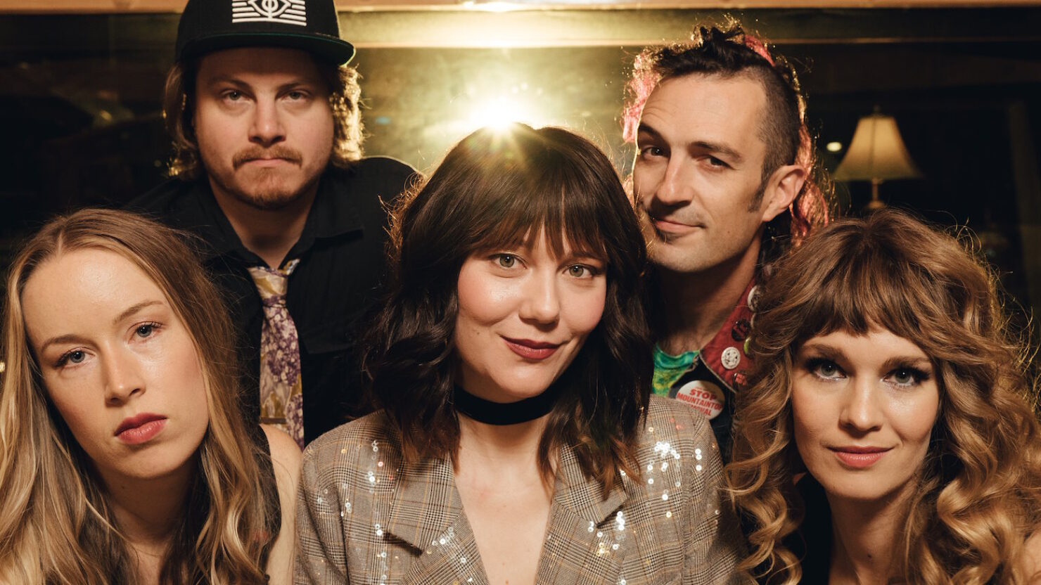 Molly Tuttle et Golden Highway se lancent dans « Into The Wild » avec un nouvel EP et ajoutent des dates de tournée pour l'automne 2024