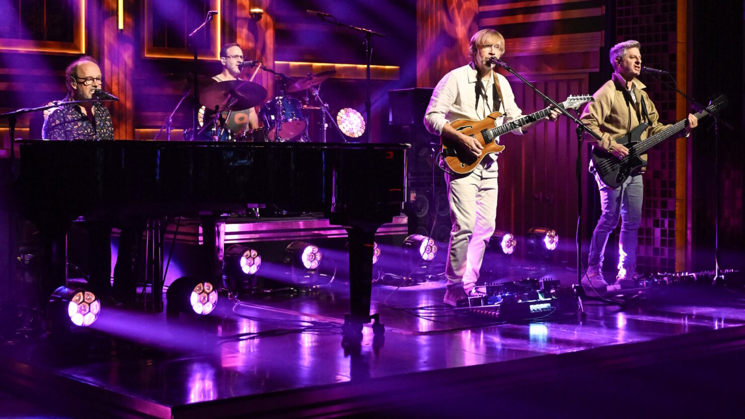 Phish apporte « Evolve » au « Tonight Show » et transforme la reprise d'Aerosmith avec Jimmy Fallon + The Roots