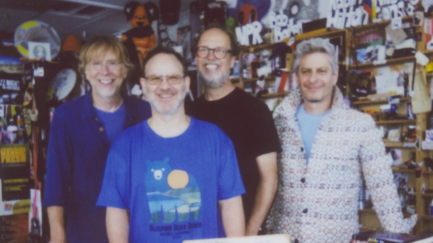 Phish s'amuse avec un petit trampoline et tout le reste lors du premier concert de « Tiny Desk »
