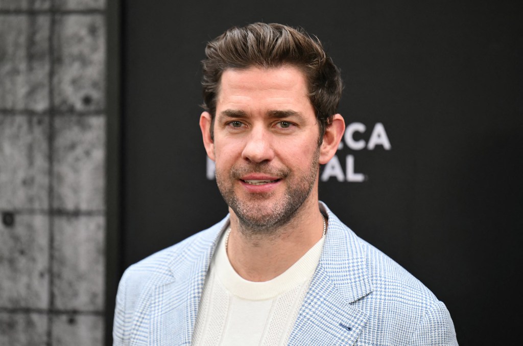 Regardez John Krasinski faire une soirée dansante sans vergogne tout seul sur « Shake It Off » de Taylor Swift