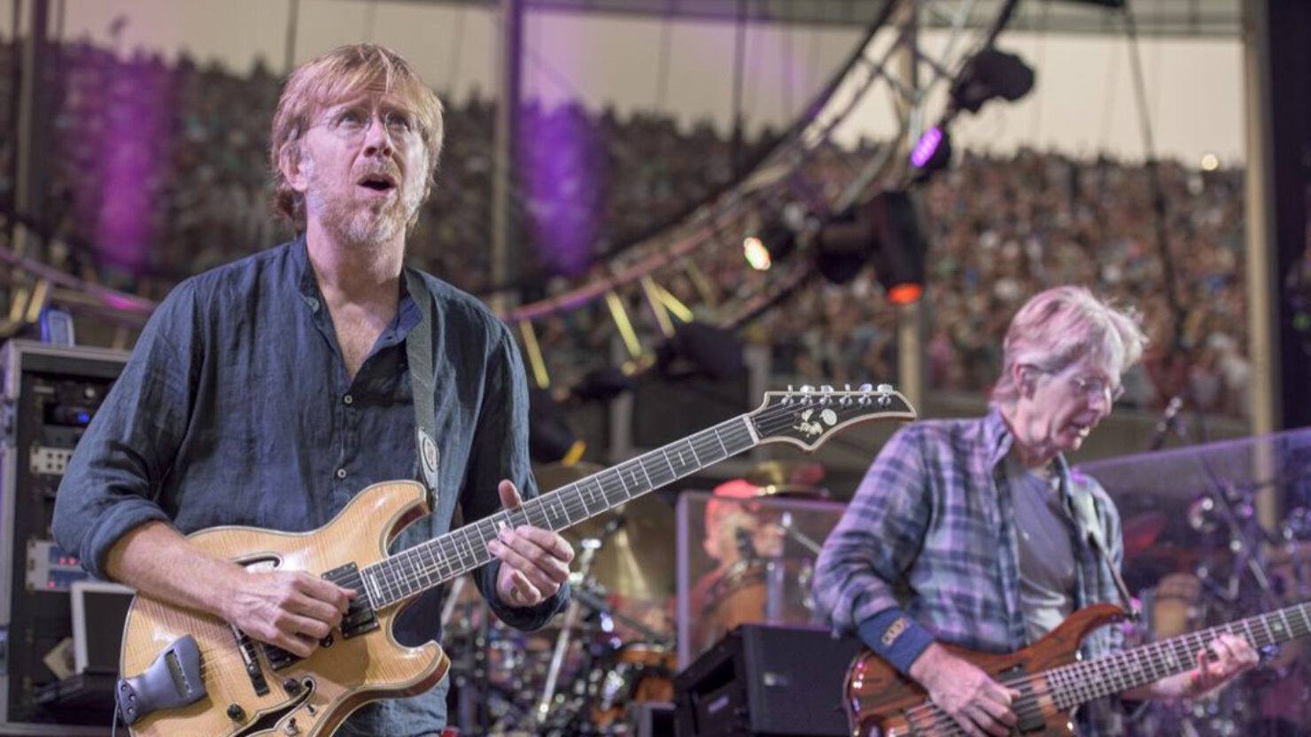 Regardez Trey Anastasio briller sur « Scarlet Begonias » et « Fire On The Mountain » lors de l'ouverture de « Fare Thee Well » de Grateful Dead à Chicago