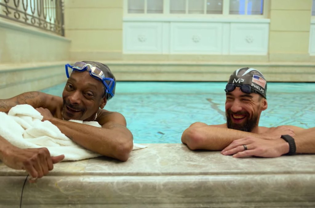 Snoop Dogg montre ses talents de nageur avec Michael Phelps pour les Jeux olympiques de 2024 : Regardez