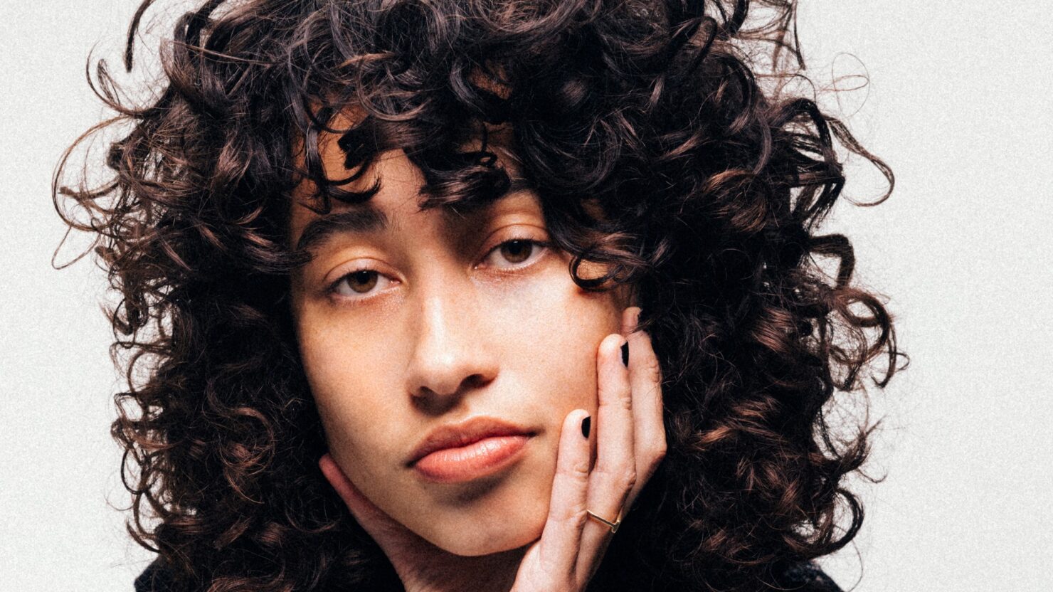 Towa Bird sort une vidéo fantaisiste intitulée « Deep Cut »
