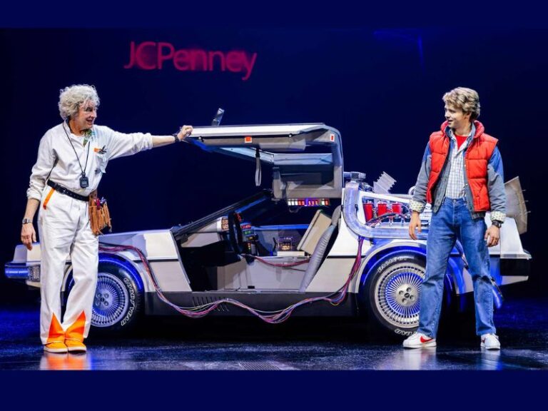 Une voiture cool est la star de « Retour vers le futur : la comédie musicale » au Kennedy Center