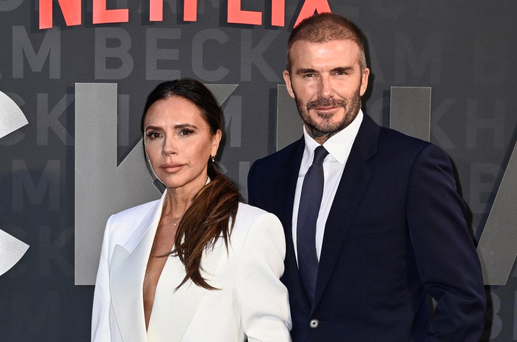 Victoria et David Beckham recréent des tenues de mariage violettes pour célébrer leur 25e anniversaire