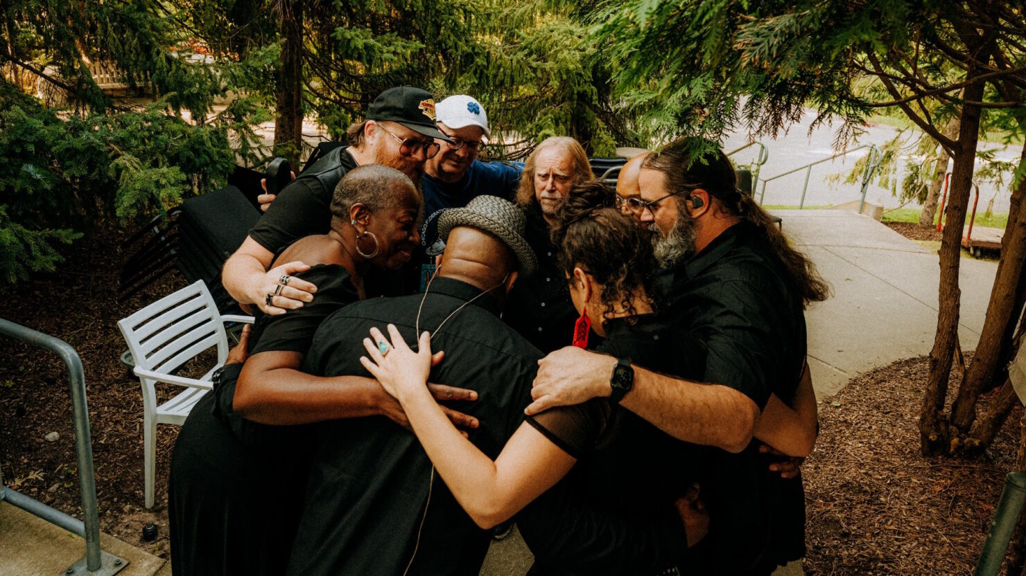 Warren Haynes dépoussière la superbe reprise de The Band avec le Grand Rapids Symphony