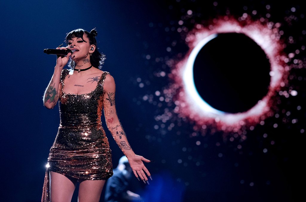 Cazzu nous offre une reprise émouvante de « Como La Flor » de Selena et d'autres moments édifiants