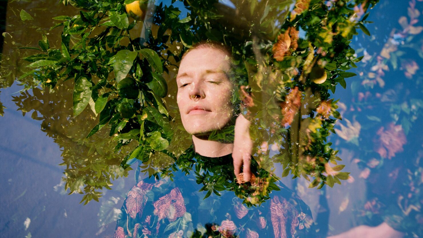 Anna Butterss, bassiste de 400 Unit, détaille son nouvel album solo « Mighty Vertebrate » et partage le vibrant single « Shorn »
