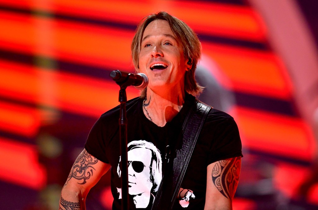 Keith Urban donne un concert surprise et prépare de la poitrine de bœuf derrière le comptoir d'un Buc-ee's en Alabama