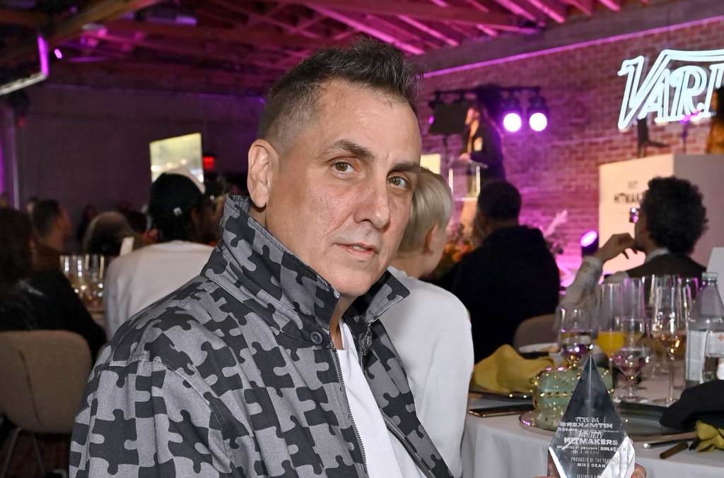 Mike Dean s'enquiert des objets dans une unité de stockage vendue aux enchères appartenant à Ye