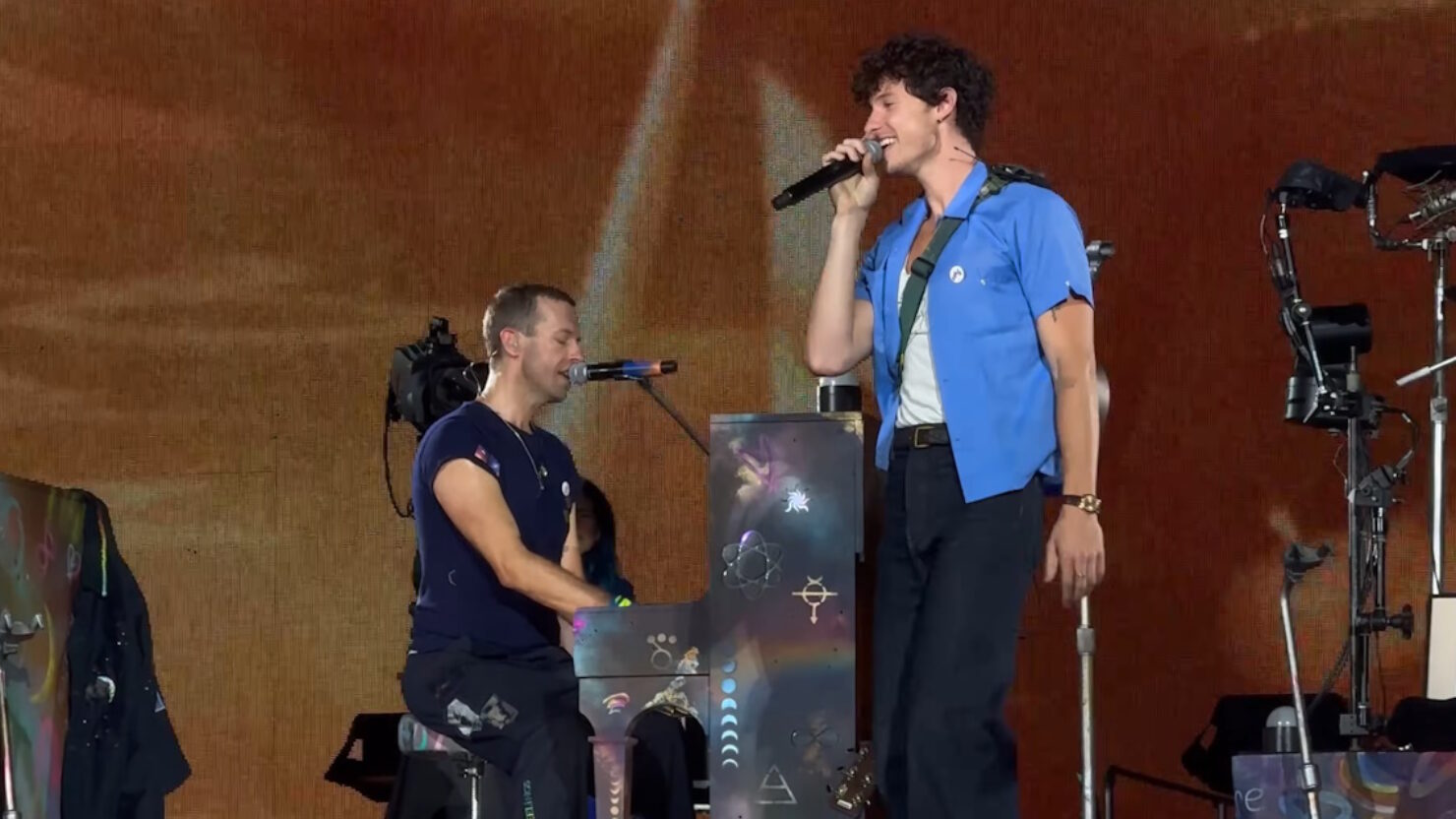 Regardez Shawn Mendes assister au concert de Coldplay à Munich