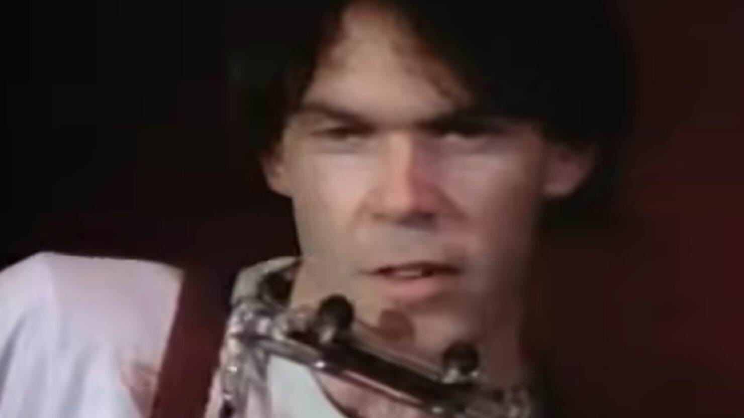 Regardez la performance inédite de Neil Young sur « Thrasher » au Boarding House