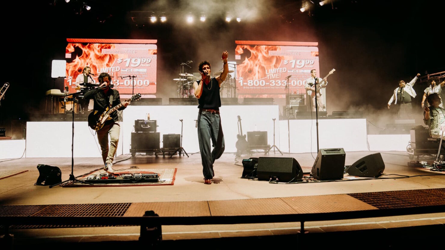 Regardez les Revivalistes interpréter la reprise de « Sledgehammer » à Red Rocks