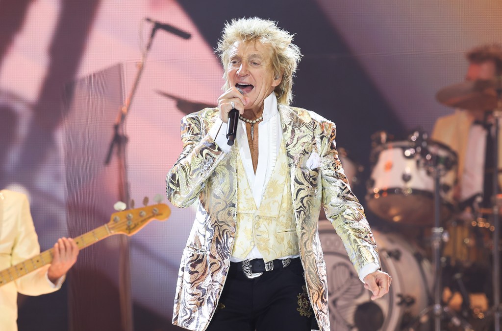Rod Stewart, en convalescence après le COVID, reporte deux concerts ce week-end