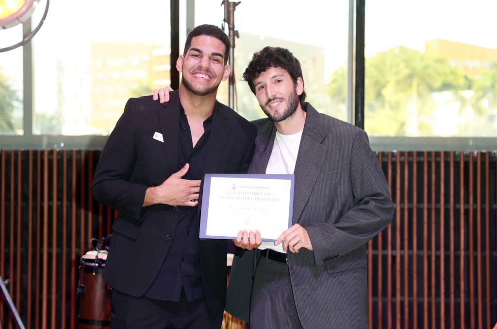 Sebastián Yatra décerne une bourse aux Latin Grammy Awards et d'autres moments édifiants de la musique latine