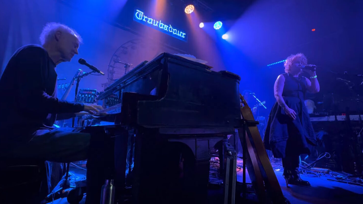 Shawn Colvin aide Bruce Hornsby à briller à travers « Mandolin Rain » à Hollywood