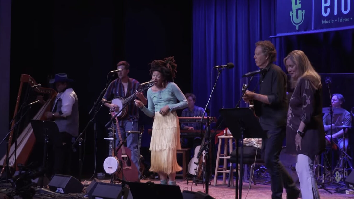 Valerie June reprend « Lean On Me » avec Larry et Joe pour « eTown »