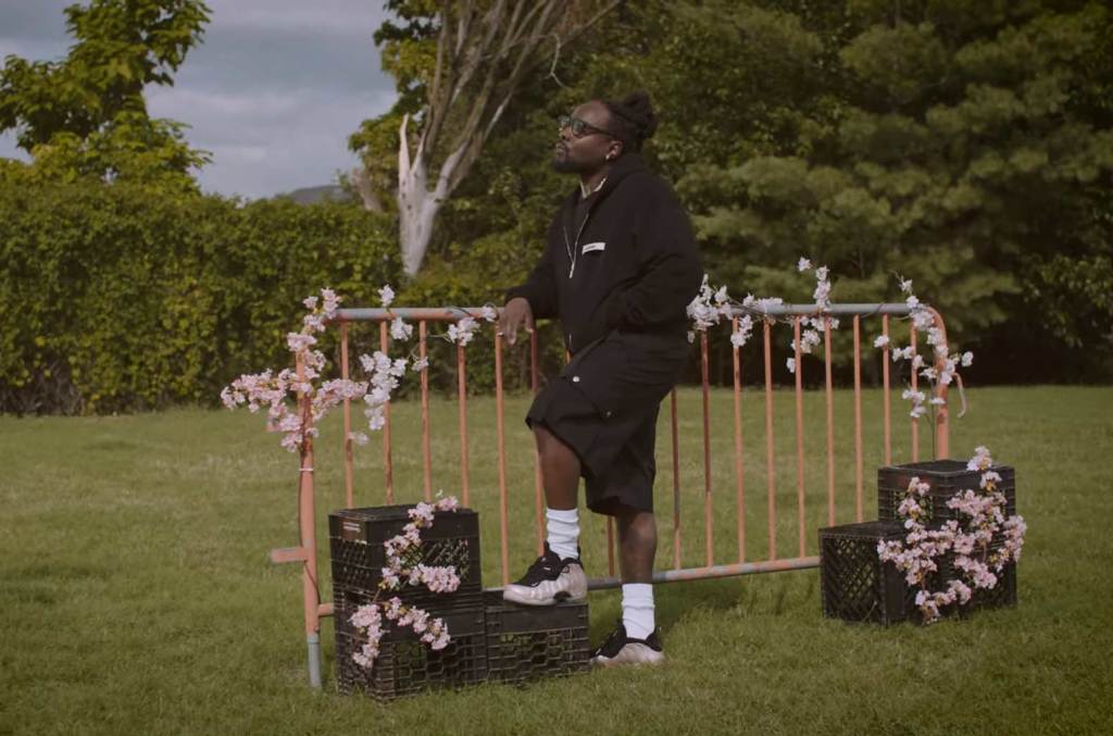 Wale présente sa nouvelle chanson « Ghetto Speak » dans la publicité Nike DMV Cherry Blossom Foamposite