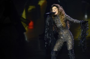 Shania Twain se produit lors des débuts de son spectacle en résidence « Shania : Still the One » au Colosseum du Caesars Palace le 1er décembre 2012 à Las Vegas, Nevada.