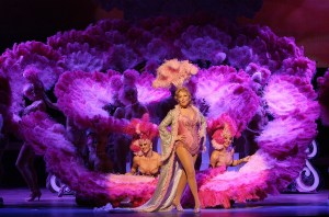 Bette Midler se produit lors de la première de son nouveau spectacle, "The Showgirl Must Go On" au Colosseum du Caesars Palace le 20 février 2008 à Las Vegas, Nevada.