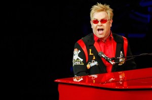 Sir Elton John se produit lors de la dernière représentation de son spectacle « The Red Piano » au Colosseum du Caesars Palace le 22 avril 2009 à Las Vegas, Nevada.