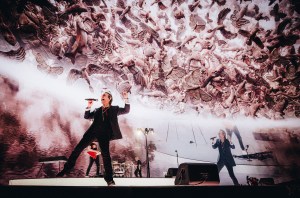 Bono, The Edge, Adam Clayton et Bram van den Berg de U2 se produisent lors de U2:UV Achtung Baby Live au Sphere le 4 novembre 2023 à Las Vegas.