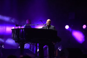 Billy Joel se produit au Madison Square Garden le 7 janvier 2016 à New York.