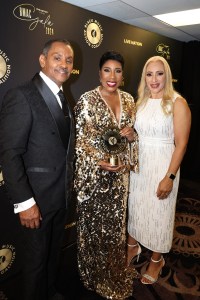 Le Dr Remus E. Wright, lauréat du BMAC Change Agent Award et directeur exécutif de BeyGOOD, Ivy McGregor et Mia Wright assistent au 4e GALA annuel BMAC de la Black Music Action Coalition au Beverly Hilton le 19 septembre 2024 à Beverly Hills, Californie.