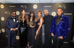 Co-fondateur et président de la Black Music Action Coalition, Willie "Prophète" Stiggers, lauréate du BMAC Social Impact Award et vice-présidente exécutive des programmes spéciaux, de la programmation musicale et de la stratégie musicale chez BET, Constance Orlando, lauréate du BMAC Social Impact Award et vice-présidente exécutive et directrice du marketing chez BET, Kimberly Paige, Taraji P. Henson, Louis Carr et le cofondateur de la Black Music Action Coalition, Shawn Holiday, assistent au 4e GALA annuel BMAC de la Black Music Action Coalition au Beverly Hilton le 19 septembre 2024 à Beverly Hills, en Californie.
