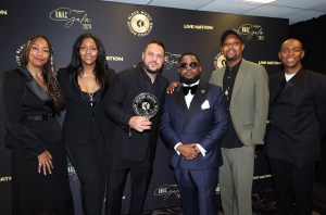 Co-fondateur de la Black Music Action Coalition, Caron Veazey, Naima Cochrane, lauréat du prix BMAC 365, Live Nation, Omar Al-Joulani, co-fondateur et président de la Black Music Action Coalition, Willie "Prophète" Stiggers, Jamil Davis et Damien Smith assistent au 4e GALA annuel BMAC de la Black Music Action Coalition au Beverly Hilton le 19 septembre 2024 à Beverly Hills, Californie.
