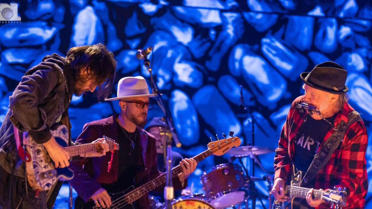 Neil Young présente les Chrome Hearts avec Spooner Oldham à Farm Aid