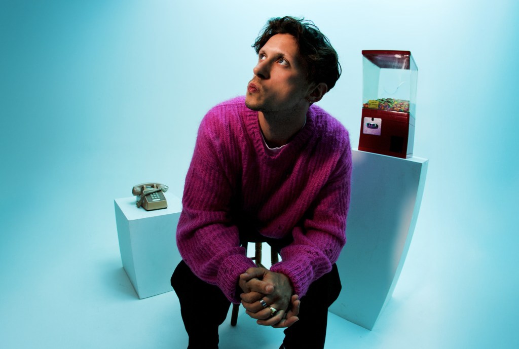 Barry ne sait pas nager partage enfin le morceau Dancefloor Heater « Still Riding » avec un sample de Kali Uchis