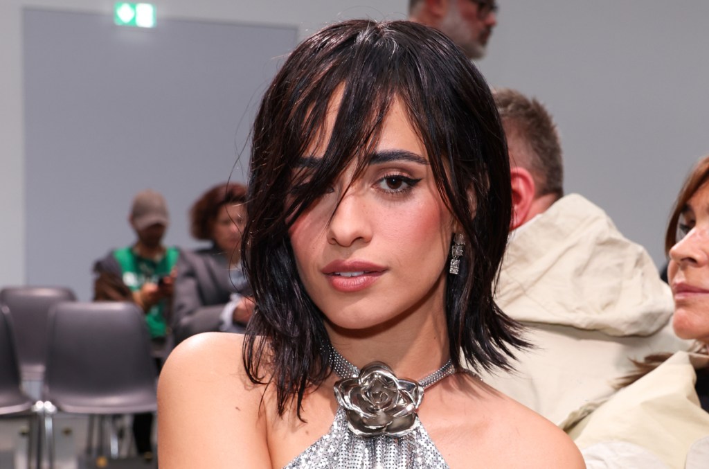 Camila Cabello porte un masque de ski audacieux et retrouve Normani à la Fashion Week de Paris