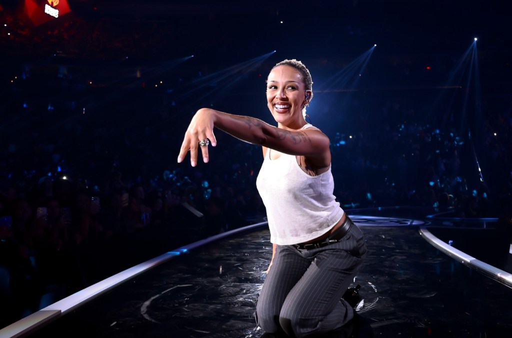 Doja Cat répond aux rumeurs de fiançailles de Joseph Quinn après avoir montré sa bague au festival de musique iHeartRadio