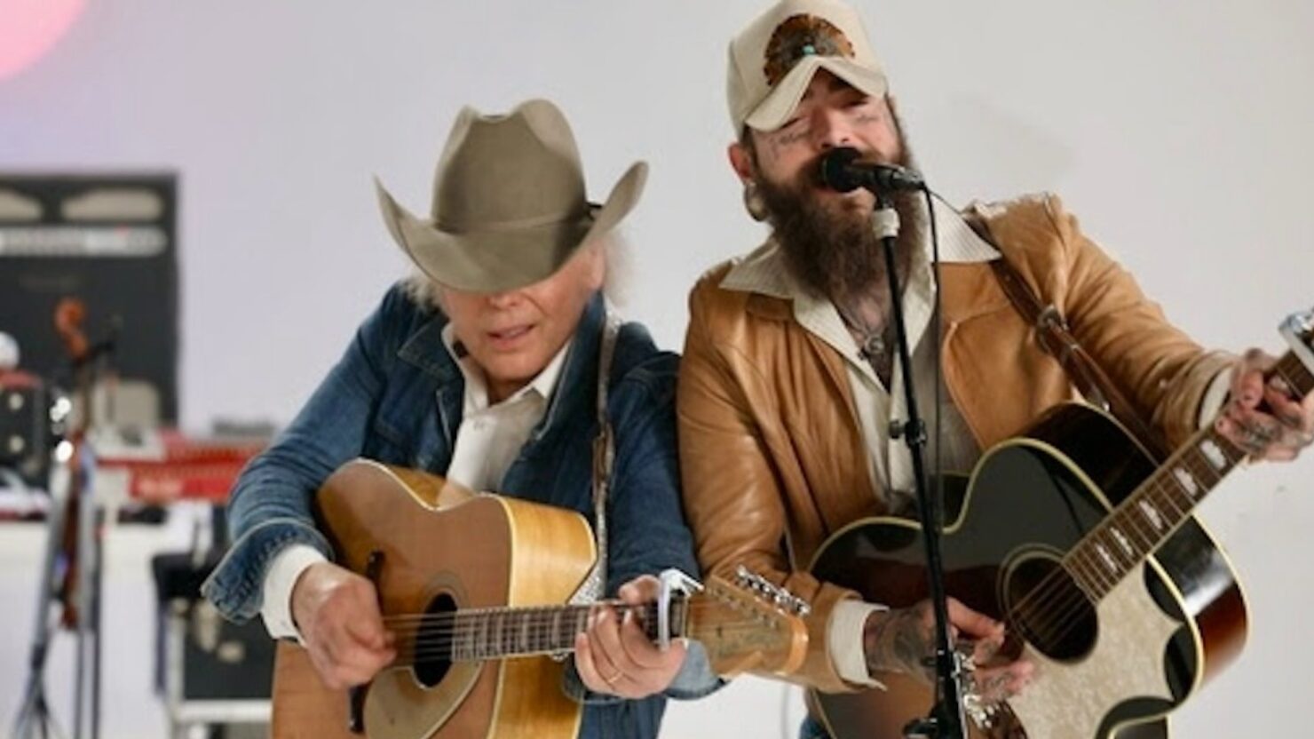 Dwight Yoakam annonce son premier nouvel album en 9 ans avec une collaboration avec Post Malone
