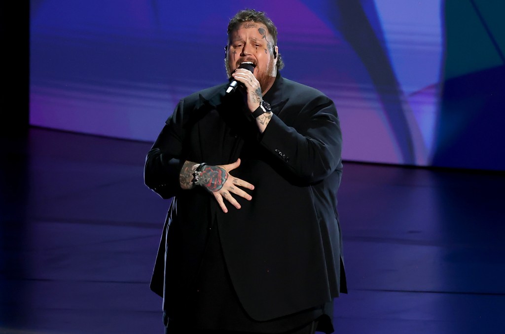 Jelly Roll interprète « I Am Not Okay » pour rendre hommage aux personnalités de la télévision disparues lors du segment « In Memoriam » des Emmy Awards