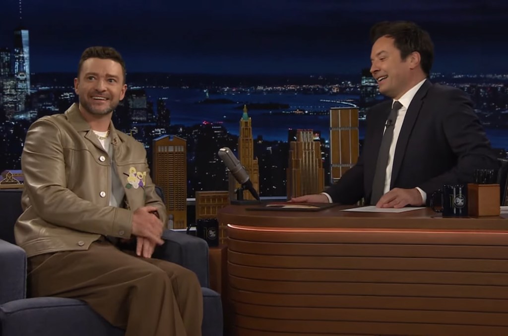Justin Timberlake évite de parler de son plaidoyer pour conduite en état d'ivresse, annonce de nouvelles dates de tournée et une chanson de Noël dans « Tonight Show »