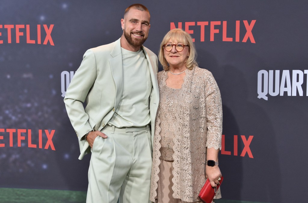La mère de Travis Kelce dit que l'athlète gère bien la célébrité et qu'il "a sa meilleure vie en ce moment"